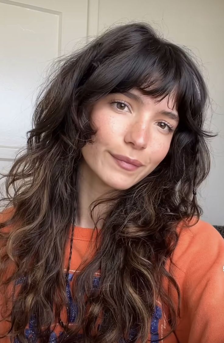 Shaggy Hair With Highlights, Shag Long Wavy Hair, Wavy Hair Long Shag, Soft Shag Haircut Wavy Hair, Soft Shag Wavy Hair, Curly Bangs Shag, Long Wavy Hair With Short Bangs, Fairy Kissed Hair, Wolf Haircut Wavy