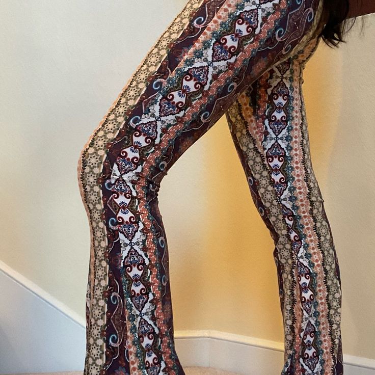 Boho Floral Printed Flared Pants With Elastic Band And Fit Detail 92%Polyester 8% Spandex You Will Receive A Brand New Pair Of Pants, Not The Ones Modeled In The Pictures. Boho Hippie Outfits, Grey Nike Leggings, Bell Bottom Leggings, Sequin Flare Pants, Nike Leather, Crochet Pants, Flare Legging, Velvet Flares, Dance Pants