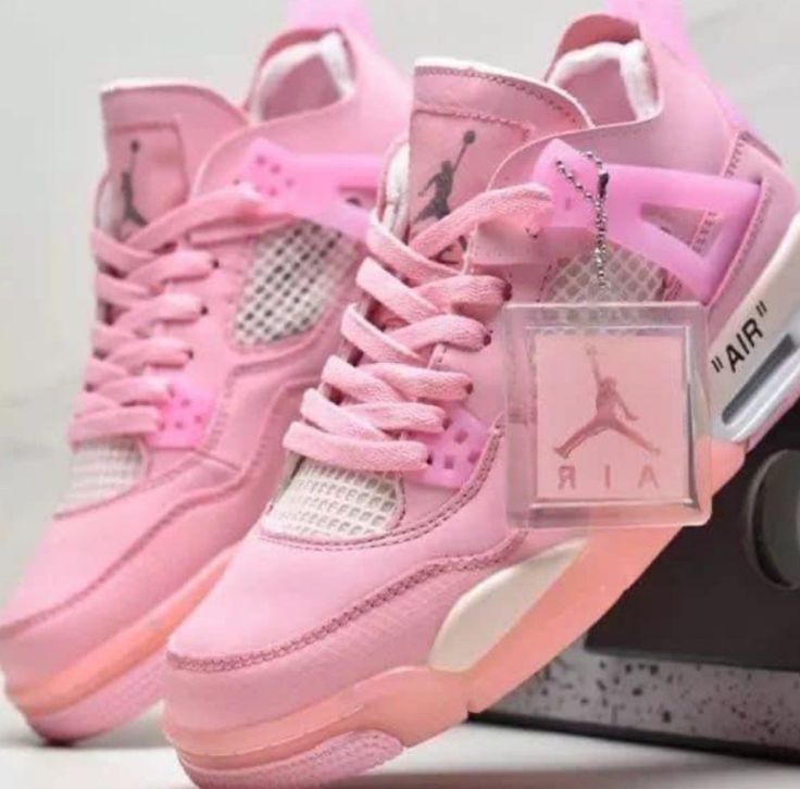 Jordan Rose, Couple Mignon, Cute Jordans, Casual Shoes Women Sneakers, Nike Shoes Women Fashion, Air Jordan Retro 4, Pink Jordans, Pretty Sneakers