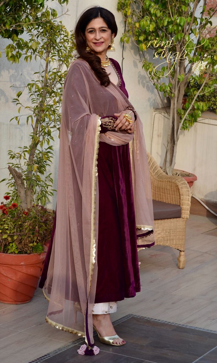 Violet Kurti Combination, Mehroon Colour Combination Suits, Wine Colour Suit For Women, Wine Colour Combination Dress, Wine Colour Combination, Wine Velvet Suit, Velvet Kurtis Design, Velvet Suits Women Indian, Velvet Pakistani Dress