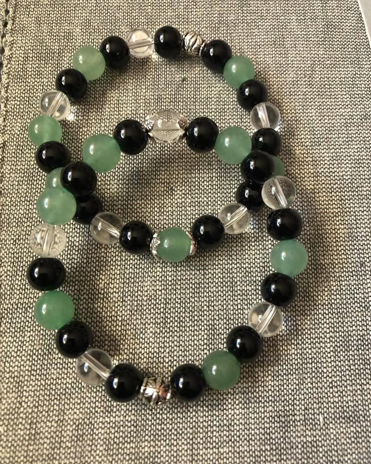 Handmade Bracelets Diy, Dark Bracelet Ideas, Grunge Bracelet Ideas, Cute Glass Bead Bracelet Ideas, Bracelet Ideas Y2k, Glass Bracelet Ideas, Ideas For Bracelets With Beads, Aesthetic Bead Bracelet Ideas, Glass Bead Bracelet Patterns