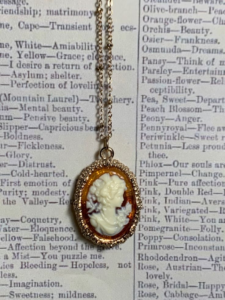 Antique Aesthetic Jewelry, Old Necklace Aesthetic, Victorian Necklace Aesthetic, Old Jewelry Aesthetic, Brown Necklace Aesthetic, Cameo Aesthetic, Phoebe Buffay Necklace, Old Vampire Aesthetic, 2025 Outfits