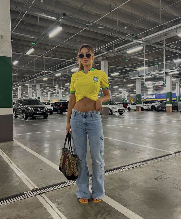 How To Style Soccer Jersey Outfit, Mexico Jersey Outfit Woman, Soccer Aesthetic Outfit, Brazil Jersey Outfit, Paddock Fashion, Soccer Jersey Outfit, Football Tank Tops, Football Jersey Outfit, Soccer Outfit