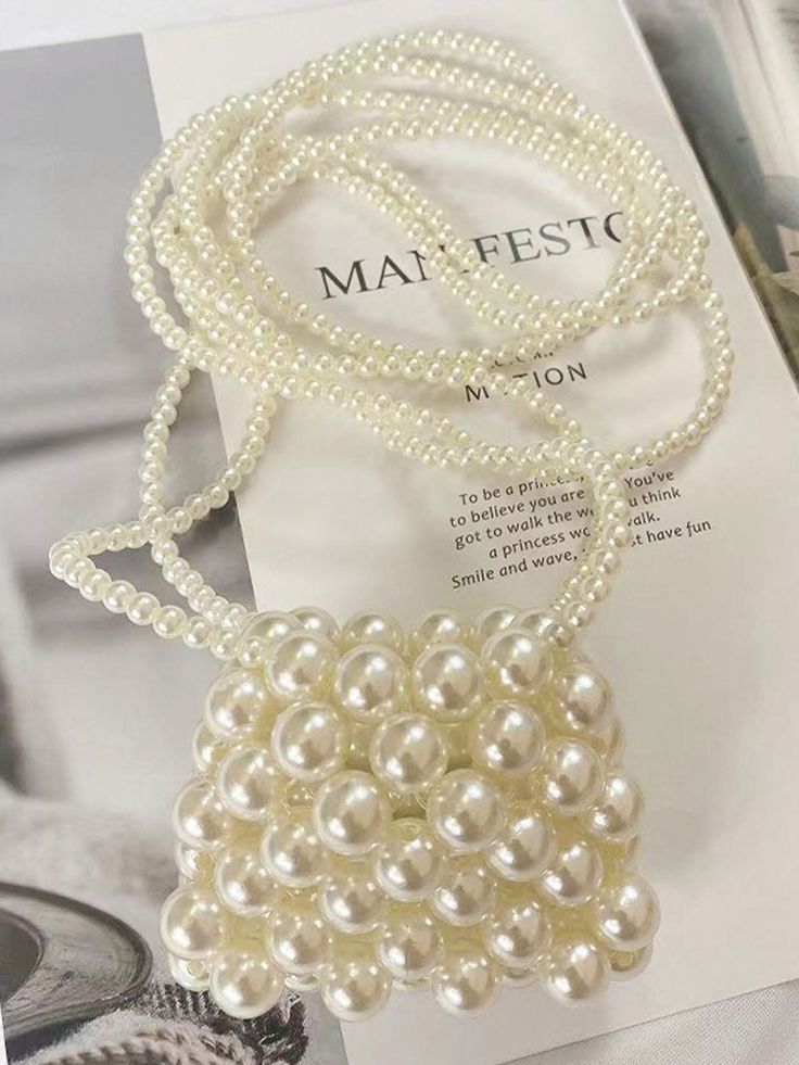 Detalles

 Presentamos nuestro mini bolso bandolera Beaded Pearl, un accesorio impresionante que combina sin esfuerzo elegancia con funcionalidad.

 Disponible en varios colores cautivadores, incluidos verde, crema, transparente, negro, blanquecino y rojo, este bolso seguramente complementará cualquier atuendo.

 Confeccionado en un estilo retro europeo y americano, este bolso irradia sofisticación y encanto atemporal.

 Su material acrílico y su diseño de bolso tejido añaden un toque de textura, mientras que las modernas cuentas embellecen el bolso con un toque de glamour.

 Diseñado para brindar comodidad, este mini bolso cruzado es perfecto para llevar sus elementos esenciales mientras viaja.

 Su forma de bola de masa y su tamaño compacto lo hacen ideal para el uso diario, mientras qu Cashmere Pants, Straw Bags, Clutch Pouch, Bag Design, Mini Crossbody Bag, Green Cream, Mini Crossbody, Woven Bag, Acrylic Material