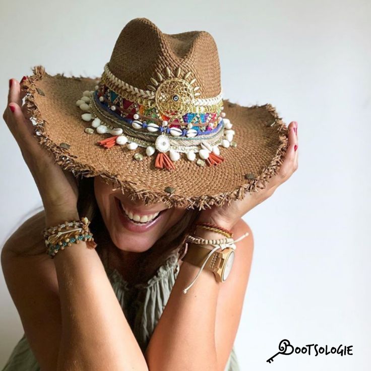 Decorated and personalized accessories to escape the conventional. Bohemian Hats, Girls Football Boots, African Hats, Handmade Hats, Suede Hat, Mode Hippie, Manhattan Project, Handcrafted Boots, Painted Hats