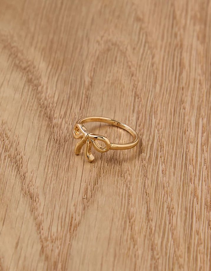 AEO Bow Ring Cute Cheap Jewelry, Aesthetic Gold Rings, Cute Gold Rings, Vintage Jewelry Aesthetic, Cute Gold Jewelry, Gold Ring Simple, Simple Bow, Fantasy Earrings, Aesthetic Rings