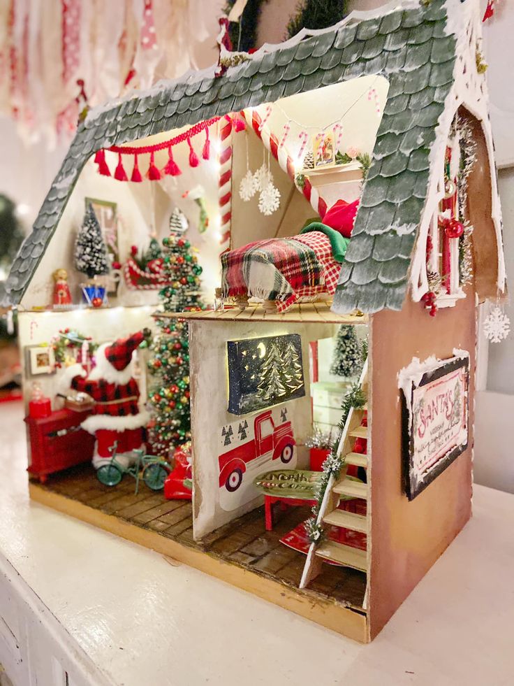 a doll house is decorated with christmas decorations