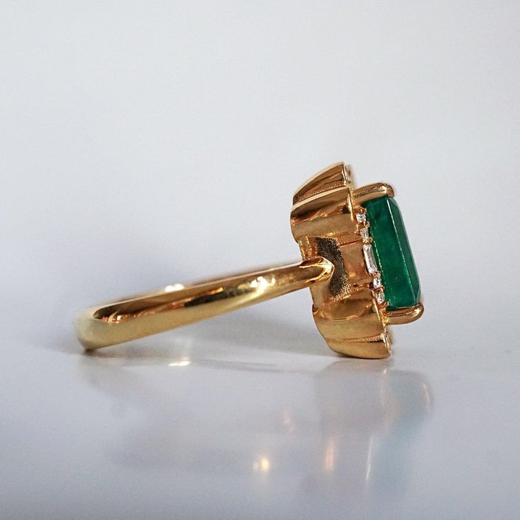 Architectural Buildings, Heirloom Rings, Smaragd Ring, Baguette Diamonds, Architectural Details, Vintage Vibe, Baguette Diamond, Natural Emerald, Green Crystals