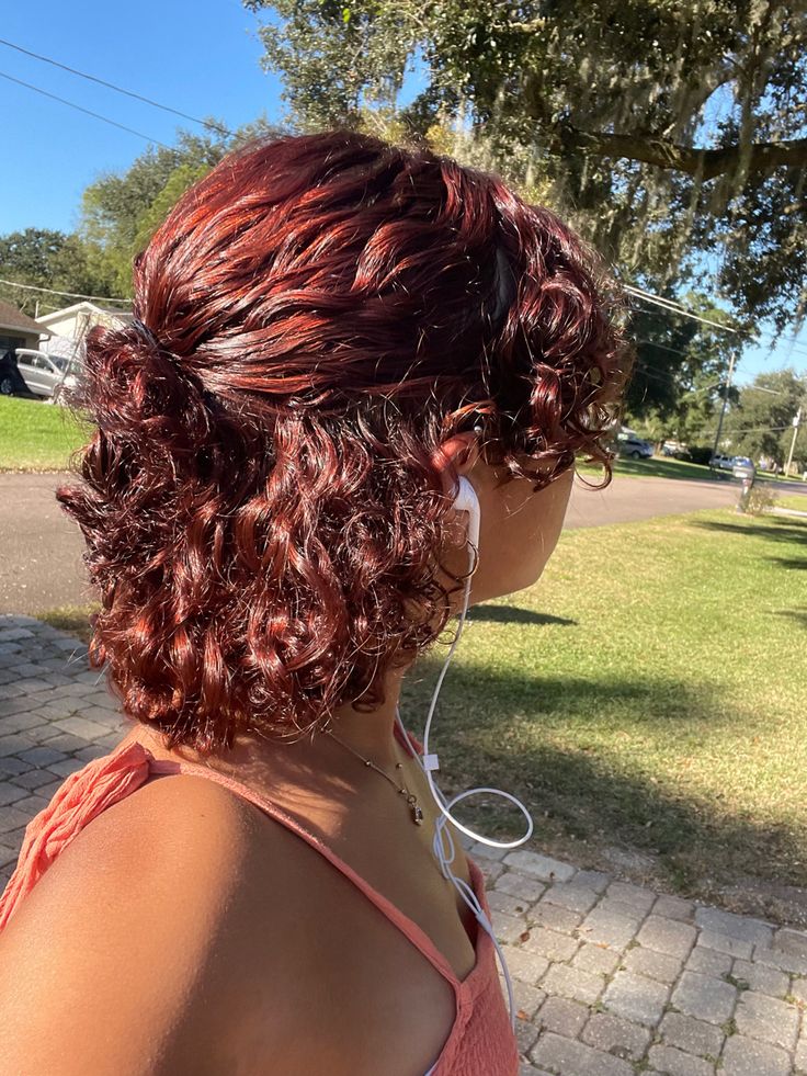 Red Hair Ideas For Curly Hair, Hair Color Ideas Curly Natural Curls, Dyed Curly Hair Aesthetic, Red Curly Hair Ideas, Cute Short Curly Hairstyle Ideas, Short Curly Hair Red Highlights, Dyed Curly Hair Short, Curly Hair Red Dye, Red Hair Short Curly