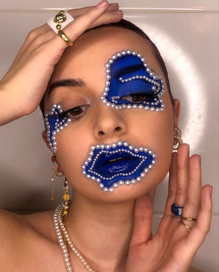 @blorymakeup on insta Really Cool Makeup Looks, Funky Makeup Looks Creative, Blue Creative Makeup, Artistry Makeup Looks, Blue Clown Makeup, Artistic Makeup Creative, Graphic Makeup Looks, Makeup Azul, Crazy Eye Makeup