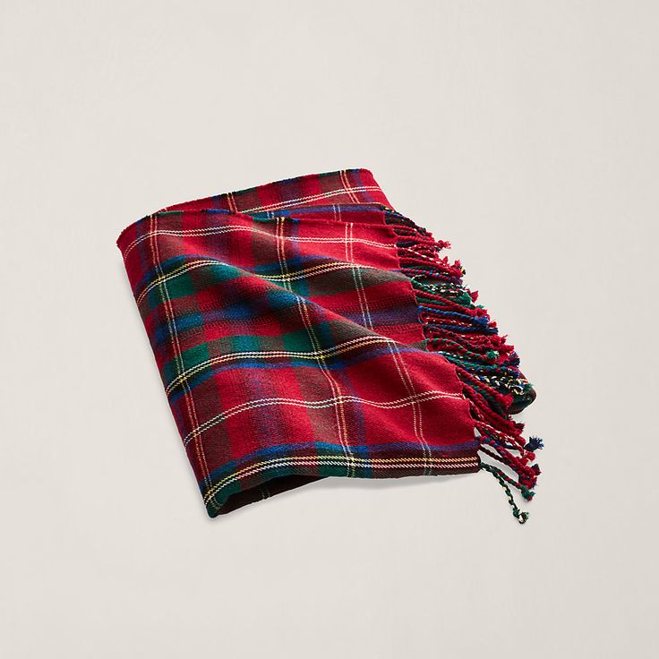 Crafted from a supple blend of wool and linen the Castelford throw blanket features a classic tartan pattern a nod to Ralph Lauren’s iconic signature style. Ralph Lauren Christmas, Plaid Throw Blanket, Fall Entertaining, Luxury Throws, Plaid Throw, Chic Gifts, Ralph Lauren Collection, Luxury Blanket, Ralph Lauren Home