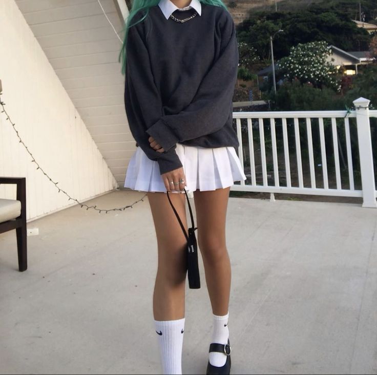 Pleated Skirt Outfit Aesthetic, Black Tennis Skirt Outfit, White Tennis Skirt Outfit, Vinter Mode Outfits, Tennis Skirt Outfits, Crewneck Outfit, Skirt Outfits Aesthetic, White Skirt Outfits, Black Tennis Skirt