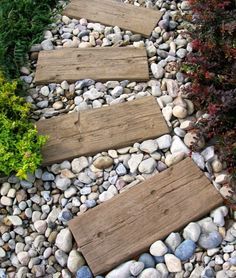 Fixing up the Back Yard IDEAS.. Now that my lower yard is getting cleared of trees I have so many ideas I want to try....I am liking this. Railroad Ties Landscaping, Railroad Tie, Kolam Koi, Backyard Diy, Garden Steps, Have Inspiration, Garden Pathway, Garden Edging, Budget Backyard