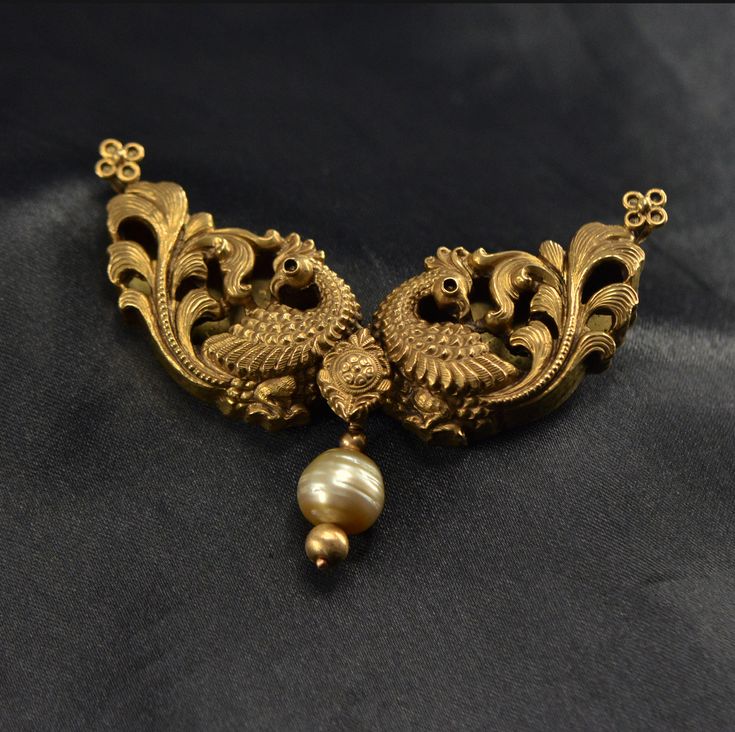 Attractive antique peacock pendant designed in 22k yellow gold combined with natural pearl is stunning beautiful!!!!!! Peacock Locket Designs, Peacock Pendent Jewellery Designs, Peacock Lockets Gold, Antique Lockets Gold, Antique Pendal Set Design In Gold, Nallapusalu Lockets, Antique Gold Pendant Designs, 20 Grams Gold Choker Designs, Peacock Pendant Gold