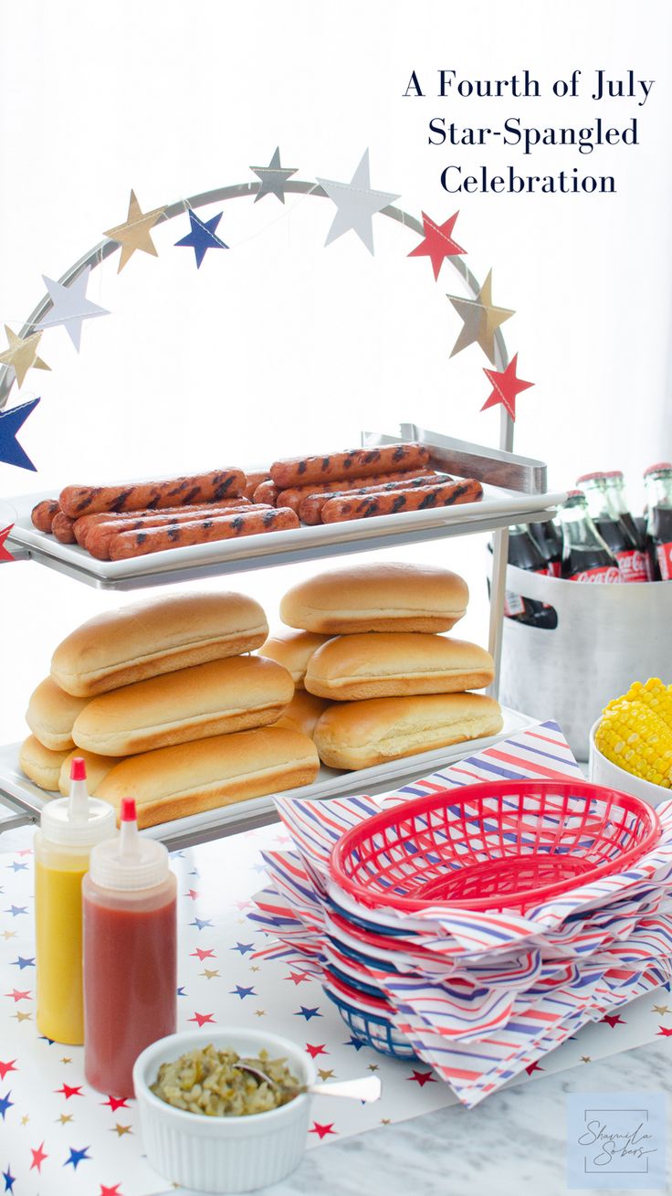 With the Fourth of July just days away, we thought we’d share some all-American entertaining inspiration to get you in the spirit. Summer Backyard Parties, 4th Of July Party Ideas, 4th July Food, American Party, Party Tablescapes, Hosting Holidays, Summer Pool Party, The Fourth Of July, Summer Entertaining