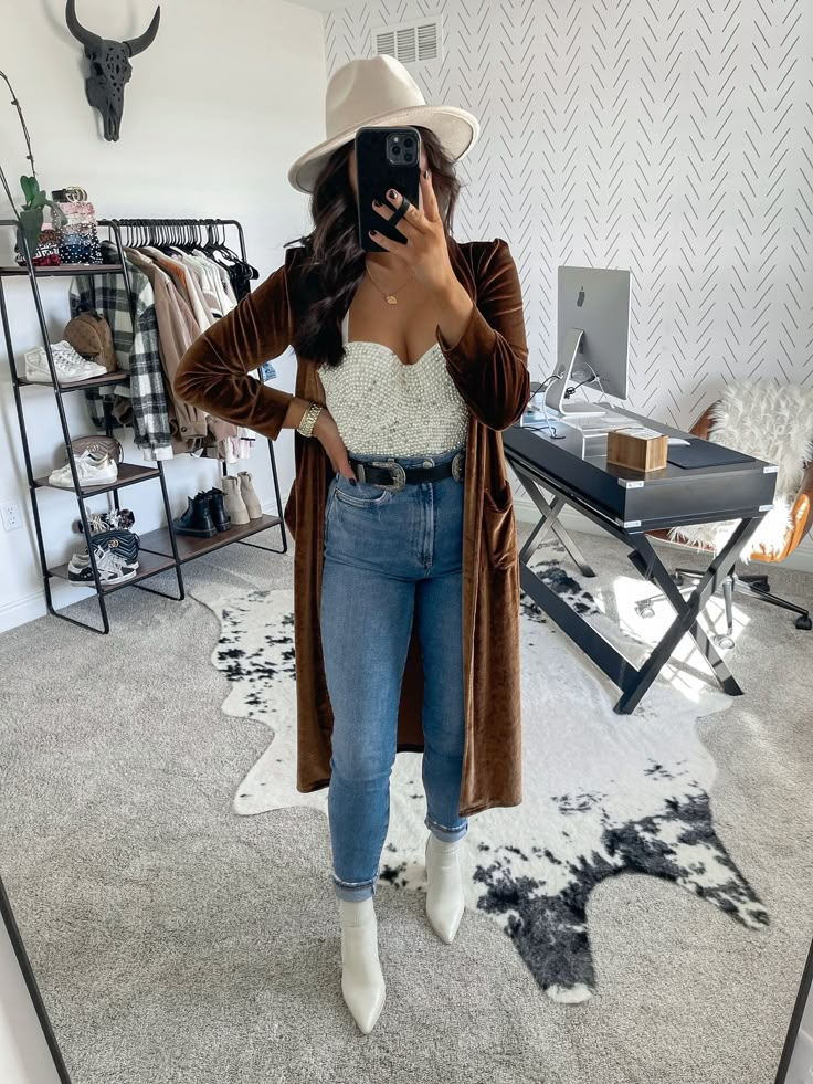 Velvet Duster Outfit, White Booties Outfit Fall, Western Belt Outfit, Western Jeans Outfit, Western Belts Outfit, White Booties Outfit, Western Boho Outfits, Duster Outfit, Outfit Ideas 2023