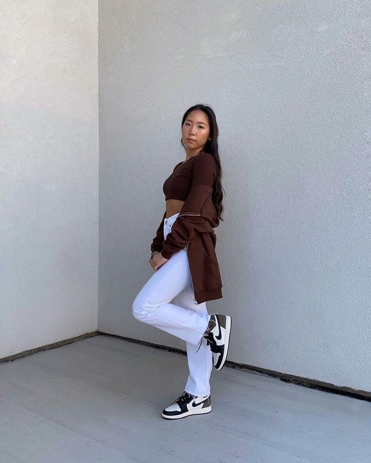 How To Style Mocha Jordans, Tan Jordans Outfit, Nike Dunk Low Cacao Wow Outfit, Jordan 1 Mocha Outfit Women, Mocha 1s Outfit, Brown Shoes Outfit, Jordan 1 Outfit, Tenis Nike, Jordan Outfits