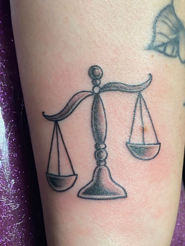 a tattoo on the leg of a woman with scales