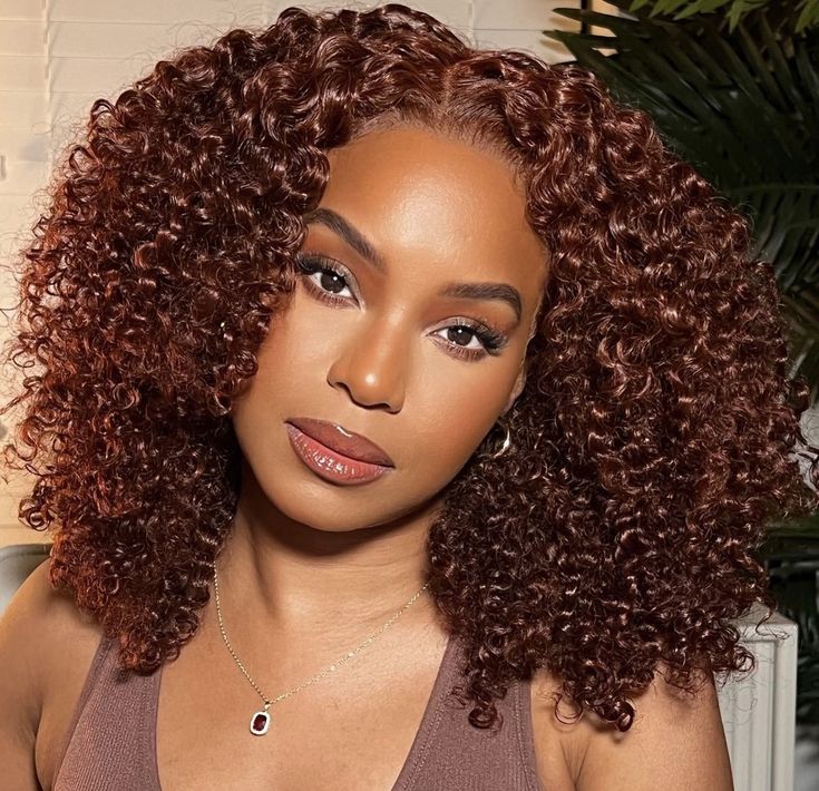 Color For Curly Hair Ideas, Curly Reddish Brown Hair, Dark Chocolate Curly Hair, Auburn Brown Hair Black Women, Red Brown Curly Hair, Chocolate Brown Curly Hair, Cabello Color Chocolate, Closure Bob Wig, Reddish Brown Hair Color