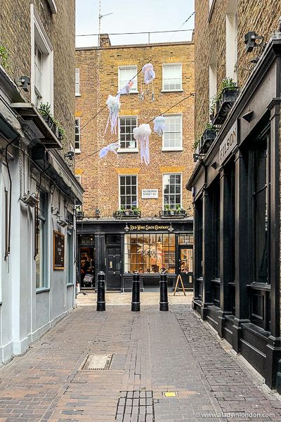 an alley way with several buildings in the background