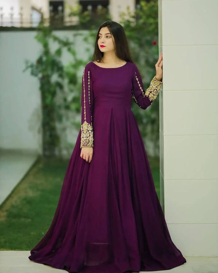 Long Frocks For Barat, Long Frocks Neck Designs, Barat Dresses, Mehandi Dress, Garba Dress, Patiyala Dress, Pakistani Party Wear Dresses, Long Frock Designs, Frocks Design