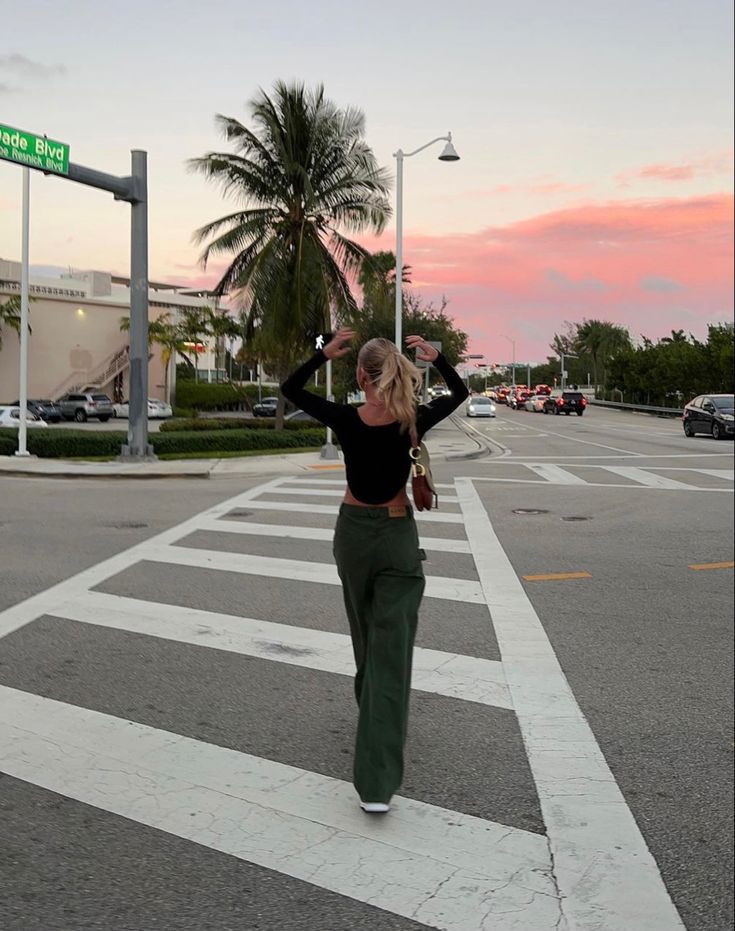 A girl is going for a walk during a sunset in Miami. As she is crossing the street of a busy intersection, she is being photographed from the sidewalk. This makes a candid looking photo that is so easy and recreatable by anyone. Walking Pictures, Walking Photo, Summer Instagram Pictures, Walking Poses, Photos Bff, Summer Picture Poses, Photo Recreation, Shotting Photo, Photographie Inspo