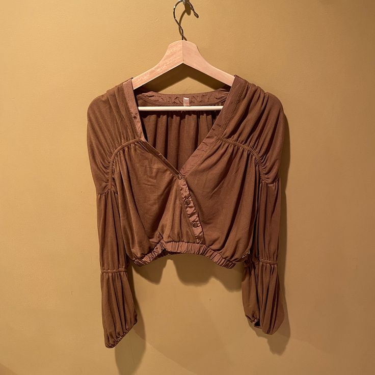 Nwt Fp Movement Top By Free People Brown Button Up With Long Sleeves Size Small Retail $68 Chic Button Tops For Brunch, Chic Tops With Buttons For Brunch, Chic Brunch Tops With Buttons, Chic Cropped Tops With Buttons, Chic Cropped Tops With Button Closure, Long Sleeve Tops With Buttons For Brunch, Long Sleeve Button Top For Brunch, Fall Brunch Tops With Button Closure, Cropped Tops With Buttons For Day Out