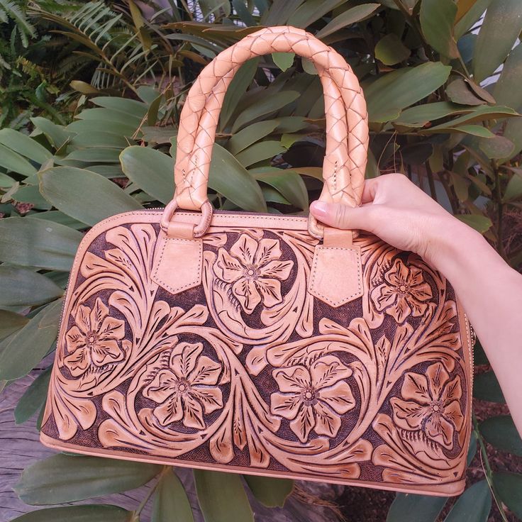 💼 This genuine leather satchel handbag, the epitome of sophistication and craftsmanship, invites you to indulge in timeless elegance. Introducing Eva, a beautiful piece of handcrafted art made from premium full-grain leather. This handcrafted purse has a unique artisanal touch. The front is embellished with elaborate floral and leaf motifs, which are tastefully balanced by a honeycomb pattern on the reverse. With our distinctive top-handle bag, which perfectly combines elegance and utility, you Brown Leather Satchel Bag, Purse Aesthetic, Handmade Leather Purse, Brown Satchel, Brown Leather Satchel, Leather Satchel Handbags, Handcrafted Art, Handmade Purses, Honeycomb Pattern