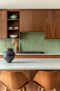 Small Kitchen Ideas Mid Century, Mcm Open Shelving Kitchen, Midcentury Modern Kitchen Tile Floor, Modern Retro Interior Design Kitchen, Mcm Small Kitchen, 70s Kitchen Design, Mid Century Modern Kitchen Tile Backsplash, Kitchen Remodel Mid Century Modern, Mid Century Modern Kitchen Green