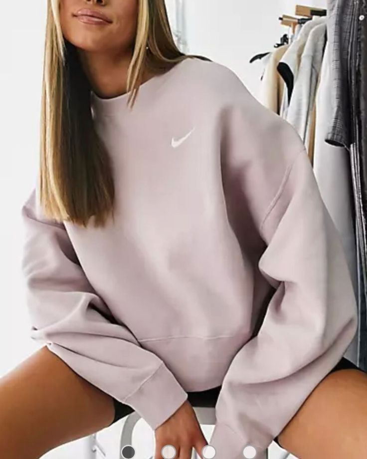 Nike Jumper Outfit, Pull Nike, Nike Hoodie Outfit, Nike Pull, Outfits Sport, Bike Shorts Outfit, Nike Jumper, Nike Crew Neck, Air Shoes