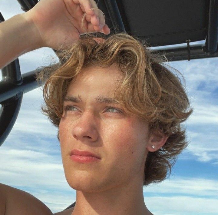 Middle Part Hairstyles Men, Middle Part Haircut, Surfer Hairstyles, Hairstyles For Teenage Guys, Curly Hairstyles For Men, Long Hairstyles For Men, Surfer Guys, Men Blonde Hair, Surfer Hair