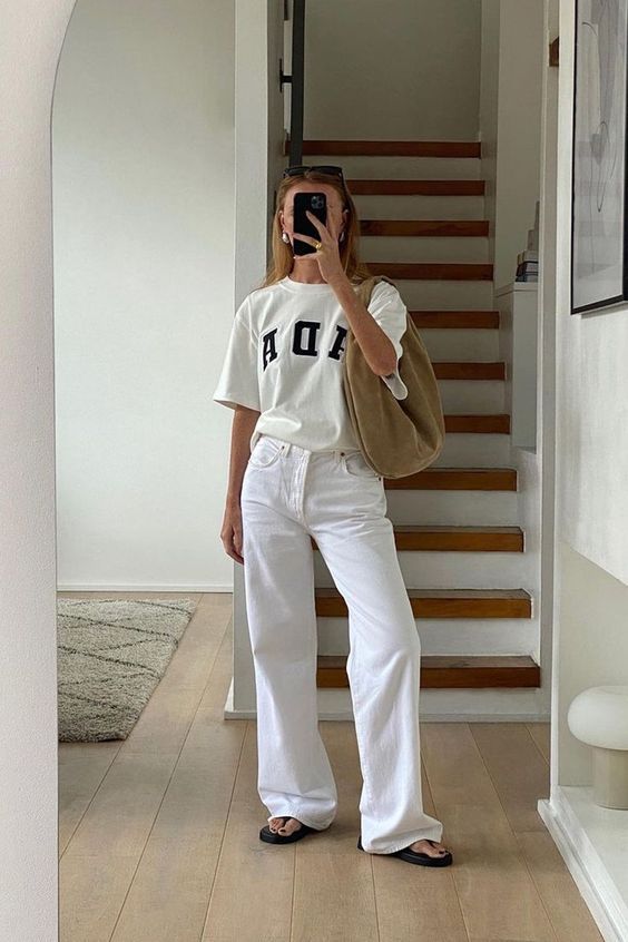 Women Wide Leg Jeans, High Waist Baggy Jeans, College Outfit Ideas, Scandi Fashion, Classy Street Style, White Pants Outfit, College Outfit, Oufits Casual, Pants Y2k