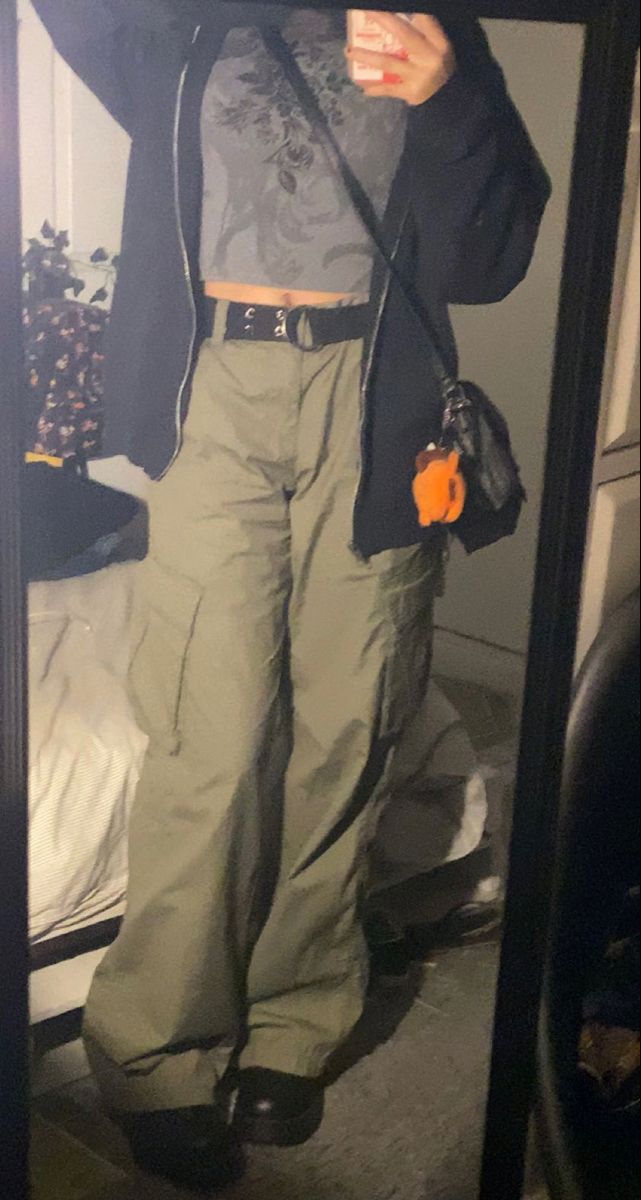 Green Grunge Aesthetic Outfits, 1990s Aesthetic Outfits, Dalia Core, Autumn Grunge Outfits, Easy Grunge Outfits, Grudge Aesthetics Outfits, Style Green Cargo Pants, Green Grunge Outfit, Grunge Skater Outfits