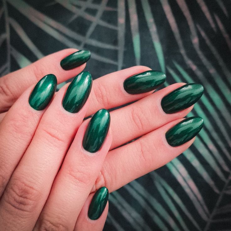 Shiny green nails, nail art, bottle green, metallic Emerald Green Holographic Nails, Emerald Green Crome Nails, Shiny Dark Green Nails, Jewel Green Nails, Shiny Emerald Green Nails, Dark Green Chrome Acrylic Nails, Green Nails With Chrome Powder, Green Chrome Gel Nails, Dark Green Holographic Nails