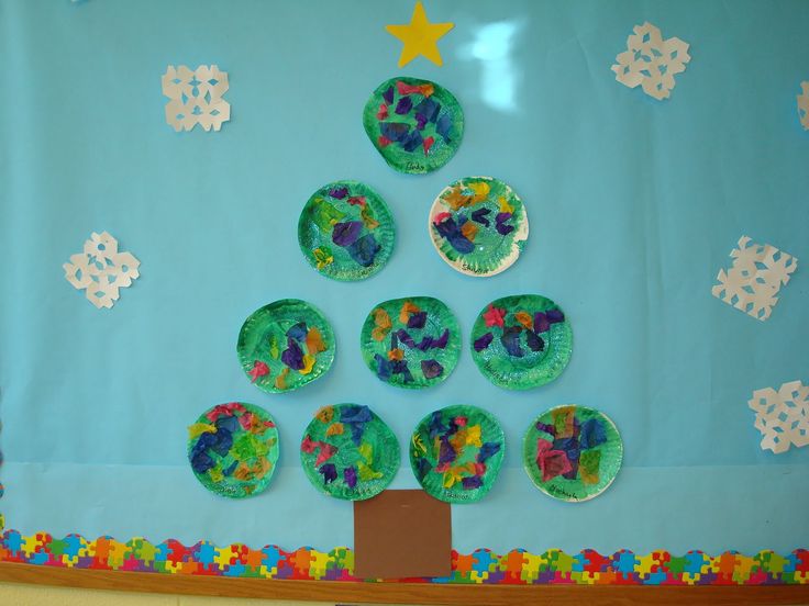 the paper plate christmas tree is on display