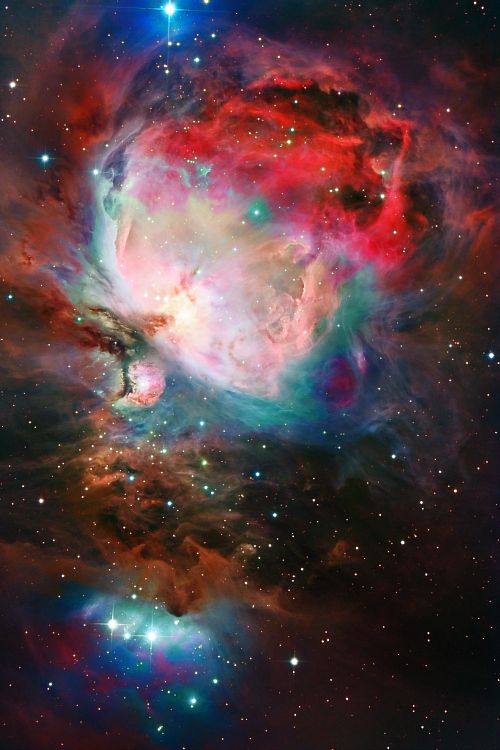 an image of some very pretty stars in the night sky with bright colors and clouds