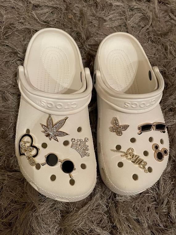 @carrymyglock 🎀 Jibbitz Crocs Ideas, Cute Croc Charms, Cool Crocs, Crocs Aesthetic, Crocs With Charms, Bling Crocs, White Crocs, Crocs Fashion, Crocs Boots