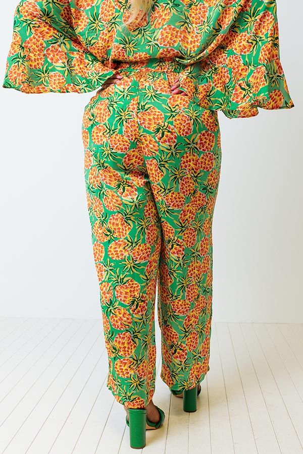 You are sure to look sassy yet sweet in these adorable kelly green plus size pants featuring lightweight material patterned with an orange and dark green floral print, a high elastic waistline, hidden side pockets, and a relaxed sihouette that falls straight into ankle-length hemlines!
    Measurements 1XL variant has  a Front Rise of 15.5",  a Hip of 44",  a Inseam of 24.5",  a Length of 40",  a Waist of 36".  2XL variant has  a Front Rise of 16",  a Hip of 48",  a Inseam of 25",  a Length of 4 Green Vacation Bottoms With Elastic Waistband, Printed Green Bottoms For Vacation, Green Printed Bottoms For Vacation, Green Tropical Print Pants For Vacation, Green Bottoms With Elastic Waistband For Spring, High Waist Green Bottoms For Loungewear, Green High Waist Printed Bottoms, Green Cotton Bottoms With Floral Print, Casual Green Printed Bottoms