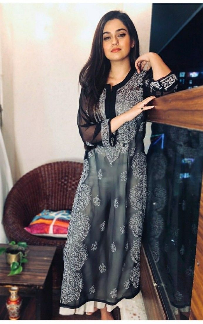 Eid Outfits Ideas, Western Dresses For Girl, Black Kurta, Kurta For Women, Velvet Dress Designs, Desi Fashion Casual, Pakistani Fashion Party Wear, Beautiful Pakistani Dresses, Indian Dresses Traditional