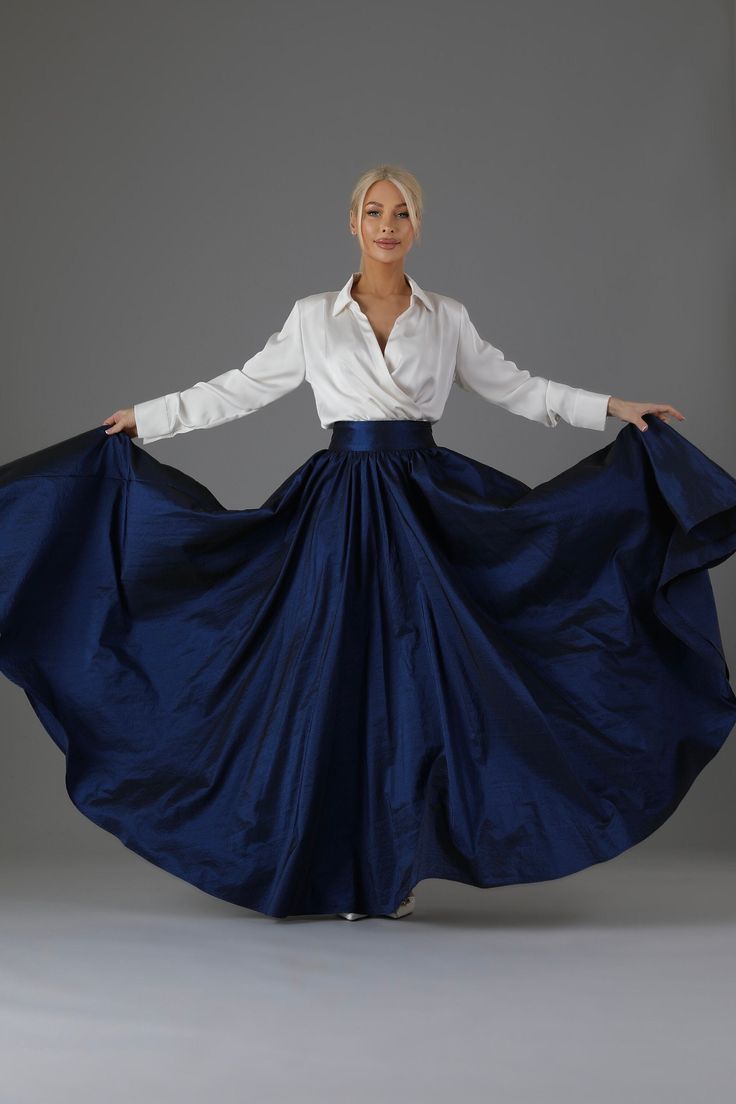 Taffeta skirt with sash included. Taffeta skirt makes a classical elegant look. This skirt is perfect for any occasion.  Waistline can be made wider or more narrow. Skirt can be made longer or shorter.  More skirts you can see here:  https://www.etsy.com/shop/DesirCouture?ref=seller-platform-mcnav&section_id=40312230 In order's note you can write your waist measurements and I will make according to your size. Standard Waist sizes: XXS 24.5 (62cm) XS 26 (66cm) S 28.5 (72cm) S/M 30 (76cm) M 31.5 ( Skirt Photoshoot, Couture Bridesmaid Dresses, Taffeta Skirt, Ball Skirt, Gown Skirt, Wedding Skirt, Classic Skirts, Rock Outfit, Full Circle Skirt