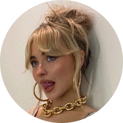 Sabrina Carpenter Hair Up, Sabrina Carpenter Updo, Sabrina Carpenter Haircut Round Face, Sabrina Carpenter Ponytail, Bangs With Bun, Bun With Bangs Hairstyles, Sabrina Carpenter Haircut, Sabrina Pfp, Bun With Bangs