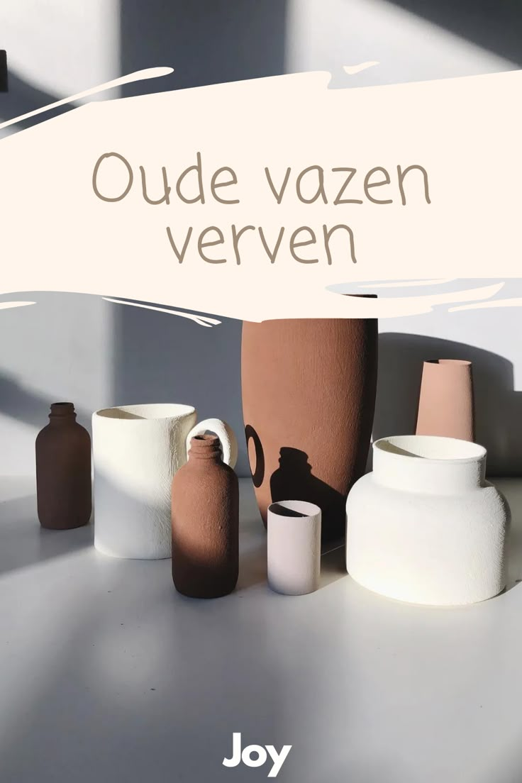 there are many vases on the table with a white sign above them that says oude vazen verven