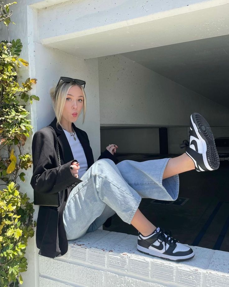 Womens Panda Dunks, Black White Dunks Outfit Women, Panda Dunks Work Outfit, Nike Black Dunks Outfit, Nike Dunk Black White Outfit, Nike Black And White Dunks Outfit Woman, Black And White Nike Shoes Outfit, Black Women Outfits With Sneakers, Panda Sneakers Outfit Women