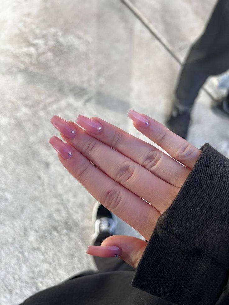 Nails With One Jewel, Light Pink Square Nails With Rhinestones, Light Pink Nails Rhinestones, Natural Pink Nails With Rhinestones, Simple Acrylic Nails Coffin With Gems, Light Pink Diamond Nails, Light Pink Nails Gems, Natural Acrylic Nails With Rhinestones, Pretty Nails Birthday