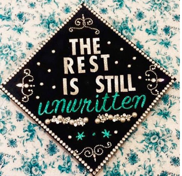 a black and white graduation cap with the words, the rest is still vannittenn