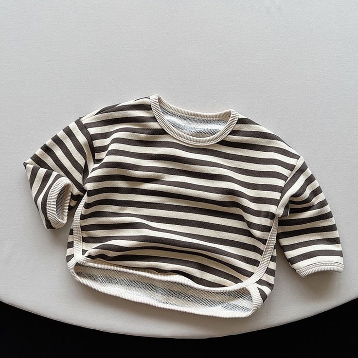 This striped tee is an excellent choice for a casual outfit during the spring and autumn seasons. Crafted from soft and breathable cotton, it features long sleeves, making it ideal for cooler weather. The top is designed for children and has a regular length, ensuring a comfortable fit for any activity. The V-neck collar adds a stylish touch to this unisex item, making it a versatile addition to any wardrobe. It is recommended to select your usual size as the fit is true to size. Details: Tops T Coat Spring, Bottoming Shirt, Casual Stripes, Spring Tops, Base Coat, Clothing Size Chart, Baby Long Sleeve, Striped Tee, Boy Girl