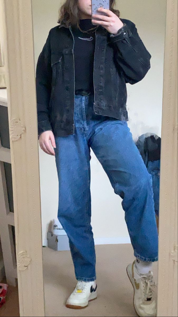 Black Denim Jacket With Blue Jeans, Style Black Denim Jacket, Black Vintage Jeans Outfit, Black Jeans With Blue Jean Jacket, Blue Denim Pants Outfit, Black Jean Jacket Outfits Winter, How To Style A Black Denim Jacket, Black And Blue Jeans Outfits, Vintage Straight Jeans