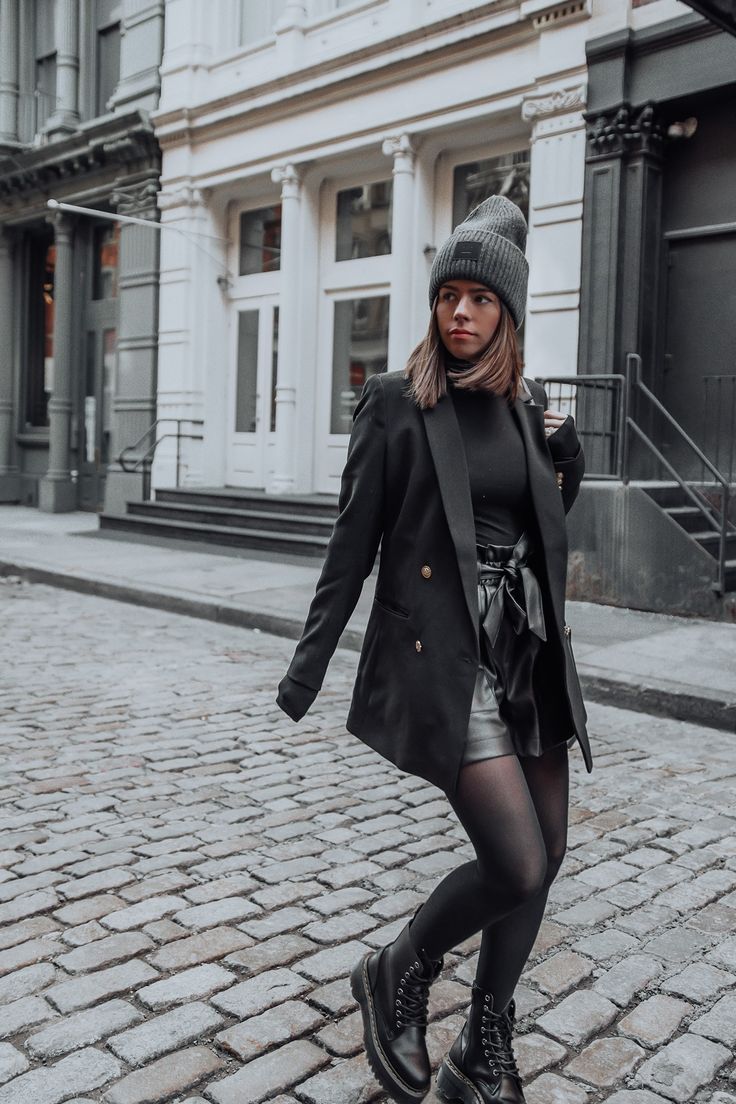 Leder Shorts Outfit, Winter Shorts Outfits, Leather Shorts Outfit, Chique Outfit, Look Con Short, Black Leather Shorts, Looks Black, Elegantes Outfit, Nyc Fashion