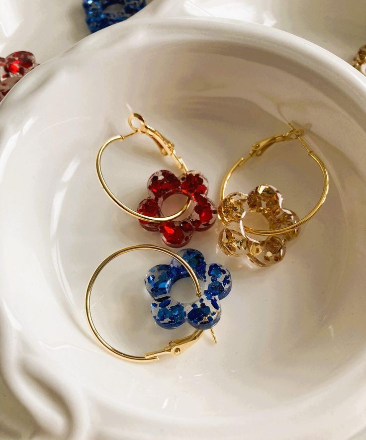 Hoop earrings with glitter flowers Sold in pairs 3 possible options: blue, red or gold glitter. ---------------------------------------------------- 🥨 Handmade, in Strasbourg, Alsace, France 🥨 Due to their handmade nature, no two products can be recreated exactly the same. You will always get a unique handmade model. Every piece of jewelry you see is handcrafted with care and love so you know you are getting a one-of-a-kind piece of jewelry. ---------------------------------------------------- 🌼 Dimensions 🌼 Creole diameter: 2.5cm Flower size: 2cm x 2cm ---------------------------------------------------- 🌼 Interview 🌼 This jewel is a costume jewel, it is made with stainless steel. To maintain its shine and for it to last over time, it is important to clean and maintain it regularly Flower Shaped Hoop Earrings For Party, Gold Hoop Flower Earrings For Party, Sequin Earrings, Flower Hoop Earrings, Alsace France, Glitter Flowers, Alsace, Gold Glitter, Favorite Jewelry