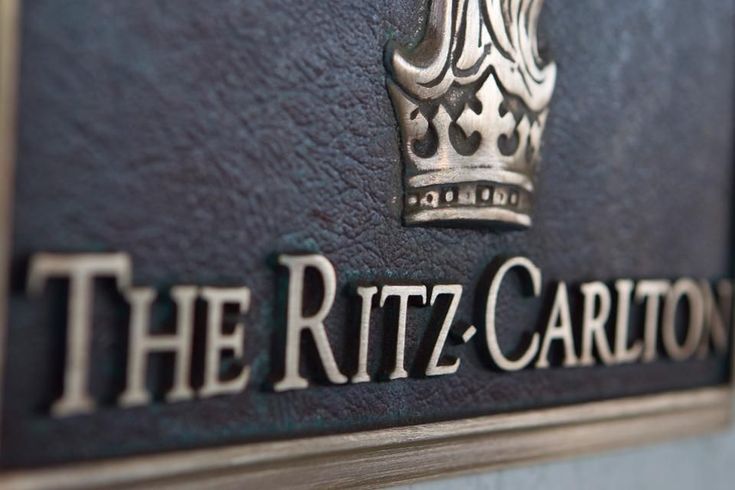 the ritz - carlton hotel sign has a crown on it's back side